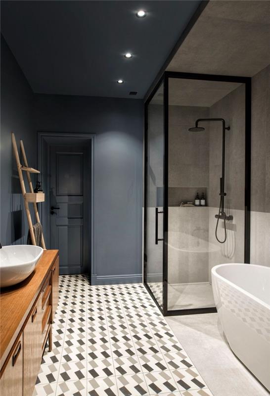 Taliansky model kúpeľne s grafickým vzhľadom z cementových dlaždíc, ktorý vizuálne oddeľuje priestor na dve časti