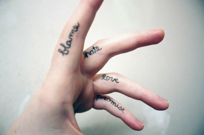 ganska typografi ord tatueringar, tatuering på fingrar