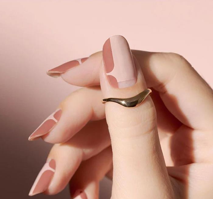 nail art trender sommaren 2021 nakenlack ljusrosa beige färger dekoration geometriska mönster
