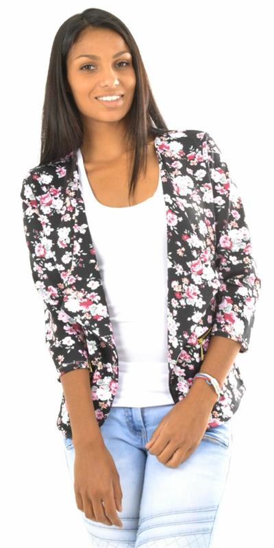 trender-bär-en-blommig-jacka-med-jeans