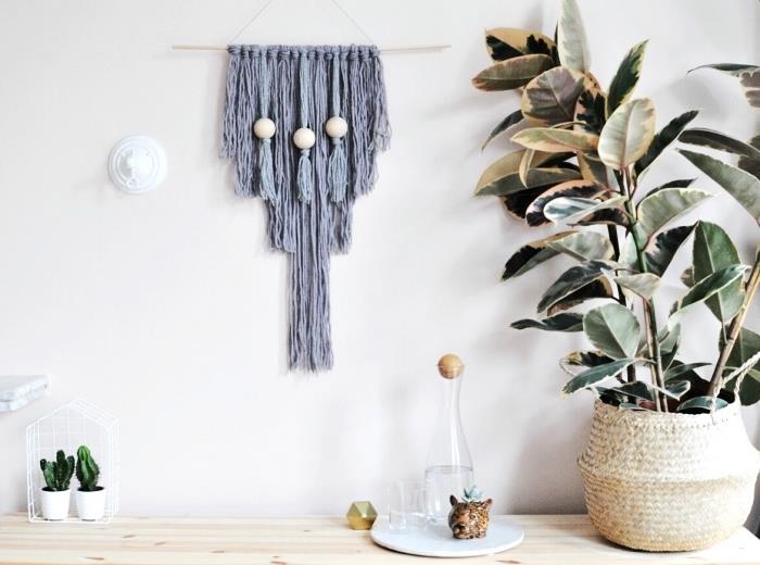 grå macrame vardagsrumsväggdekoration, två små blomkrukor, ljusgrå vägg, väggdekorationsidé