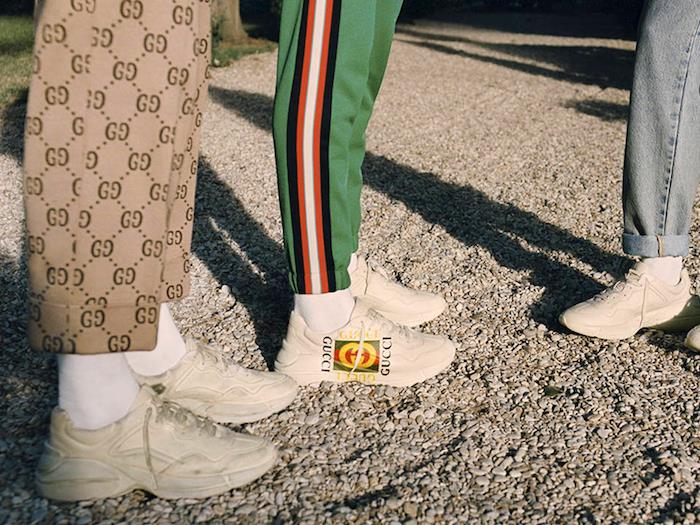 Fotografia módneho koša Gucci Rhyton 2018 s logom a teplákovou súpravou a príkladom oufit