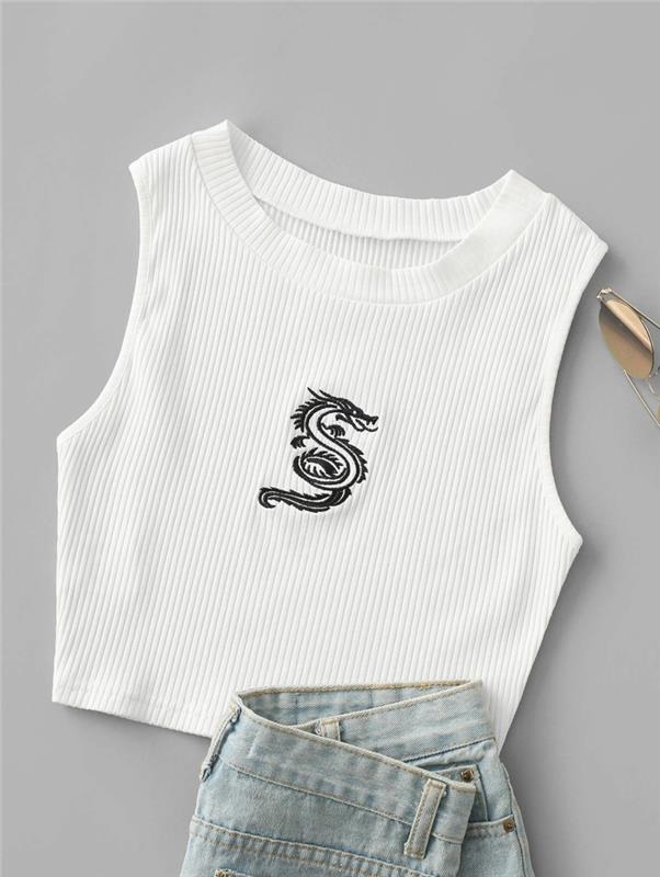 teen girl outfit 2021 dragonkantade toppar över en vit blus