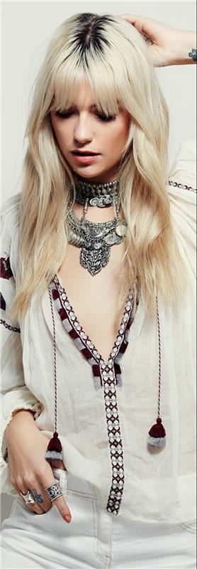 bohémsky elegantný outfit, etnická košeľa a kovové náhrdelníky