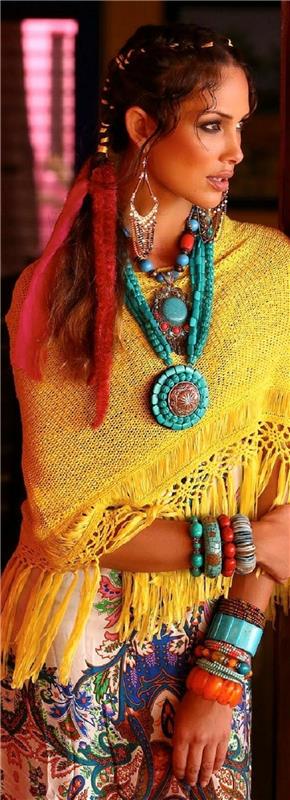bohémsky outfit, žltý šál a etnické šperky