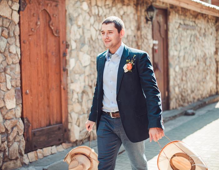 herrbröllopsgästoutfit för casual country -tema jeans och jacka kostym