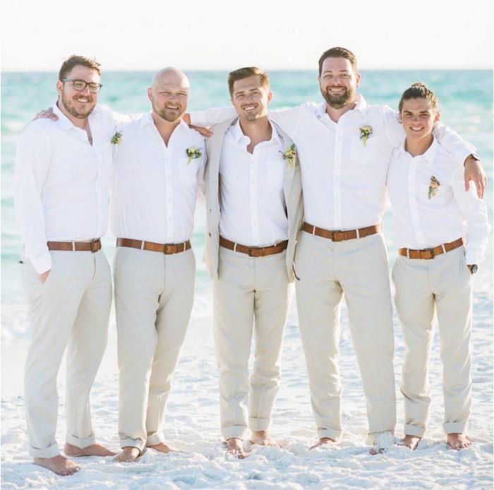 beige och vita manliga gästvittnen countryklänning för avslappnat bröllop på stranden