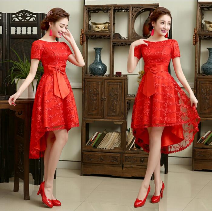 مضخات حمراء ، فستان سهرة أحمر قصير من الأمام طويل خلف الأقراط الحمراء