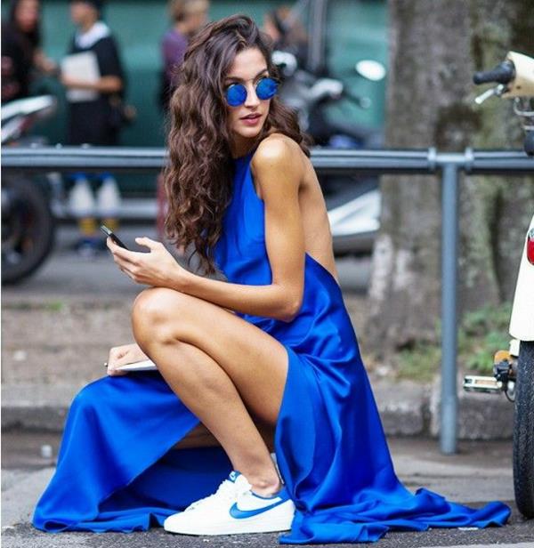 Oblečenie-v-modrých šatách-teniskách-žene-slnečných okuliaroch-okrúhle