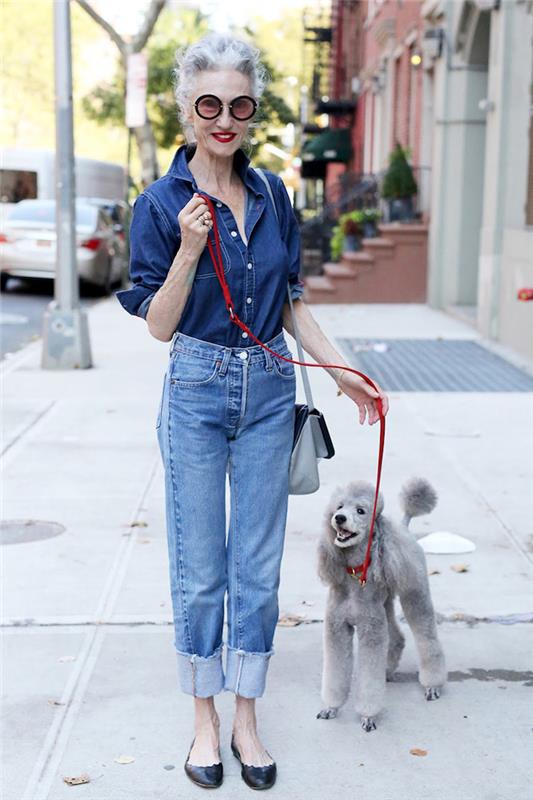 denim outfit med skjorta och jeansbyxor modern kvinna glasögon tillbehör idé idealisk garderob för kvinna 60 år gammal
