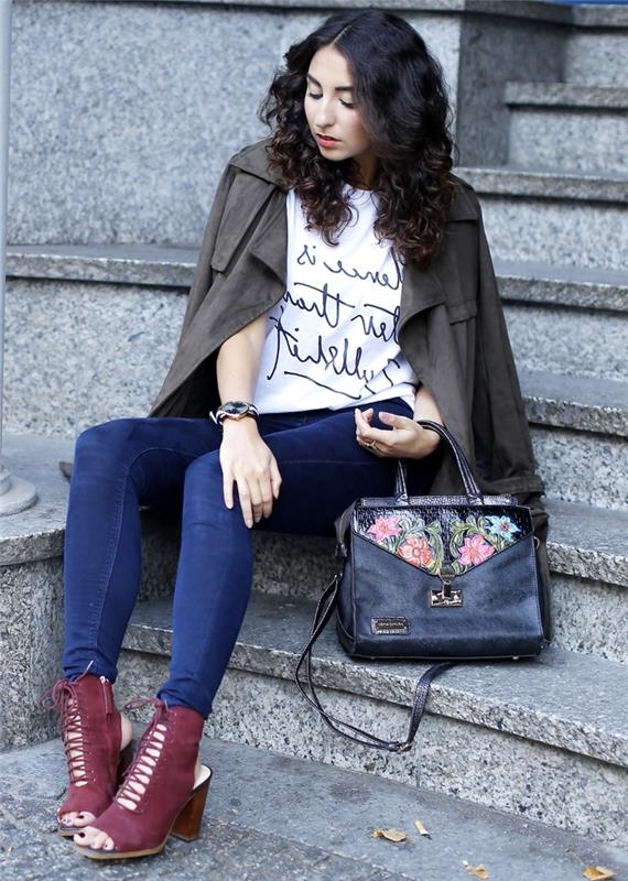 uvoľnený vzhľad v tenkých džínsoch a ručne písanom tričku doplnenom dámskou khaki bundou a bordovými členkovými topánkami