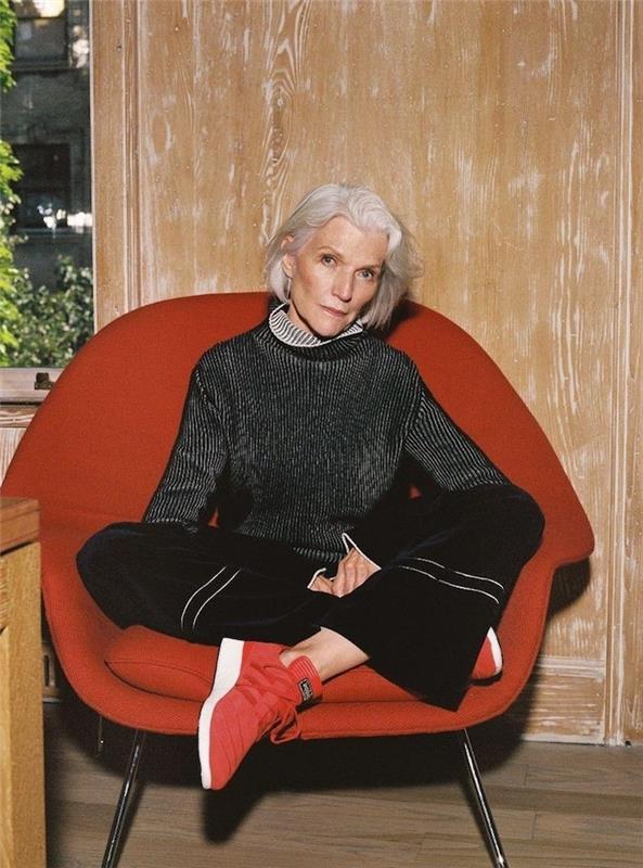 Športová žena zo 60. rokov, čierne čierne nohavice, čierne a biele košele, pruhy, topánky, červené tenisky