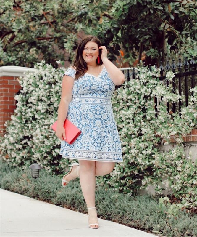 nápad na modré šaty t biely čipkový efekt žena s mandalou s kvetinovou potlačou a výšivkou, červená spojková taška pre ženy