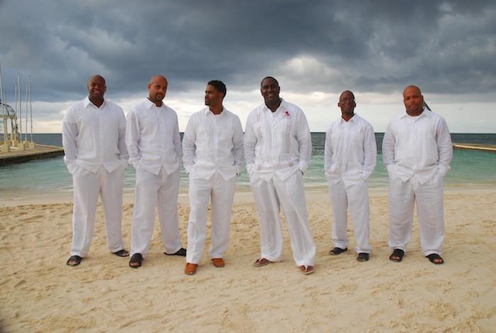 bröllopskläder män avslappnade gäster på stranden vita linneskjortor och byxor
