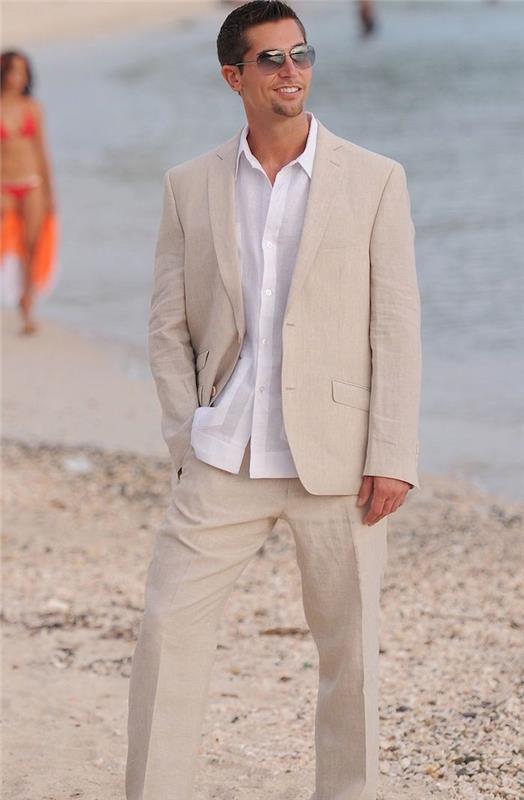 beige avslappnad kostym med vit skjorta för sommarbröllop på stranden
