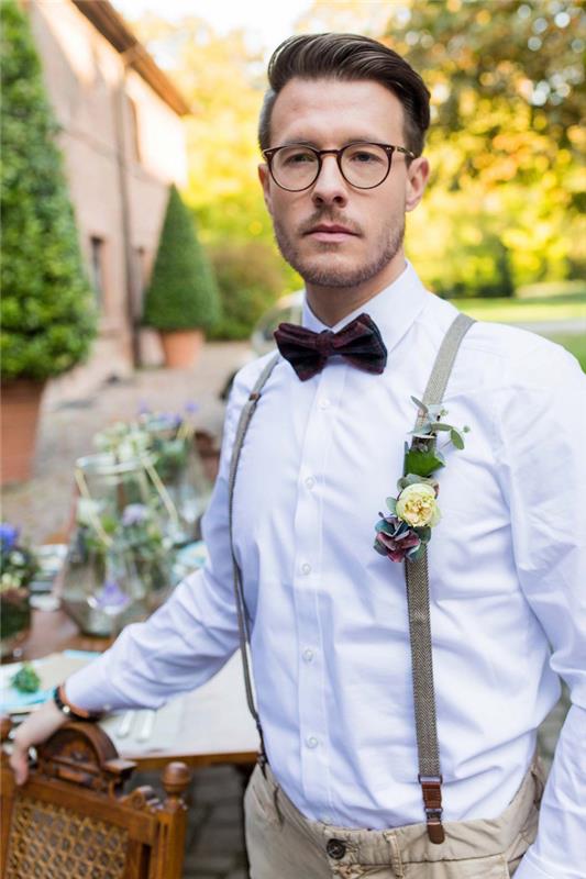 vardaglig bröllopsdräkt med hängslen och fjäril för man med glasögon