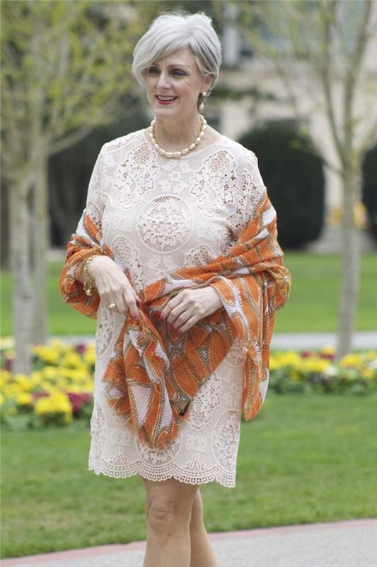 bröllopsklänning för kvinna 60 år idé om rak klänning med snygg spets och orange halsduk ser kvinna speciellt tillfälle