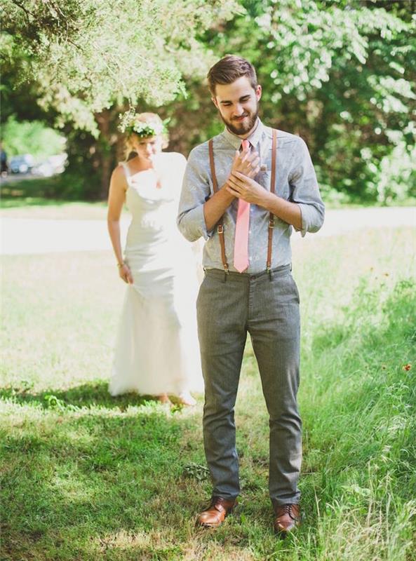 herrlands bröllopsdräkt med grå skjorta och byxor och bruna hängslen