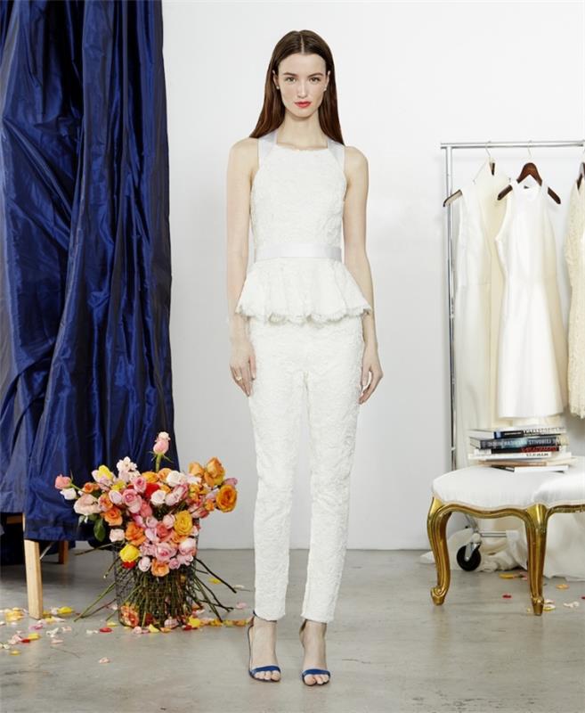 bröllopskläder idé, exempel på en kostym i smala byxor och topp med vit blommig spetsmönstrad hängsel, vit byxdress för kvinnor bröllop