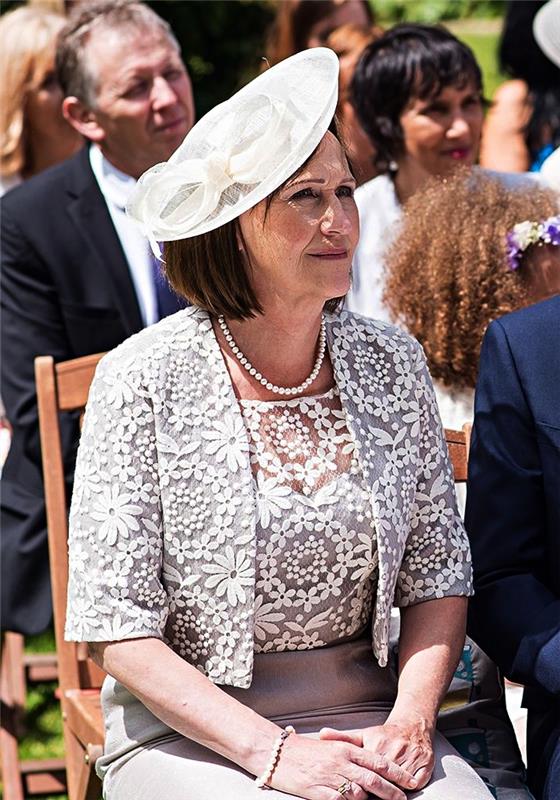 cocktailklänning med matchande spetstopp med damklänningsjacka för bröllop och ceremonihatt