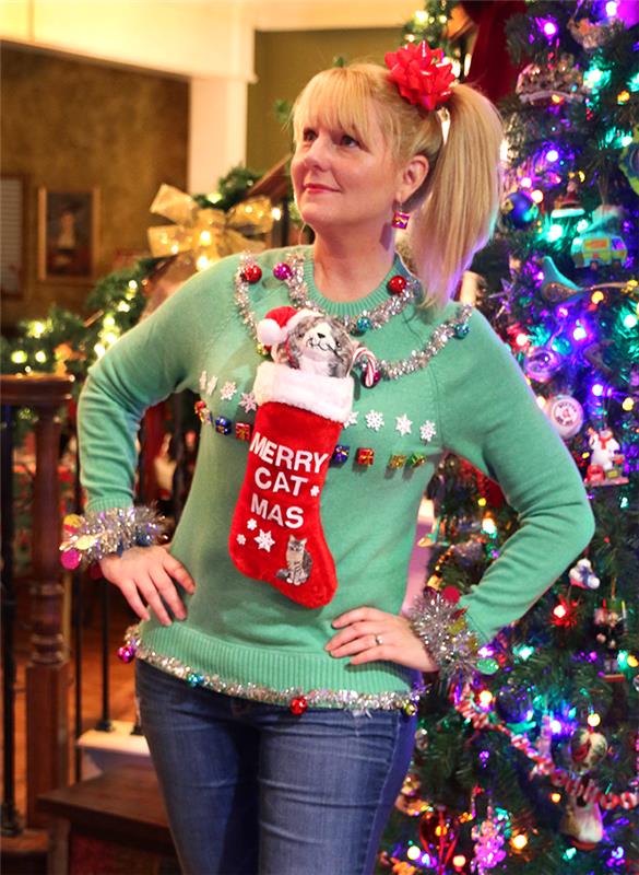 zelený škaredý vianočný dámsky sveter s ponožkou a plyšom našitým na prednej strane a girlandami
