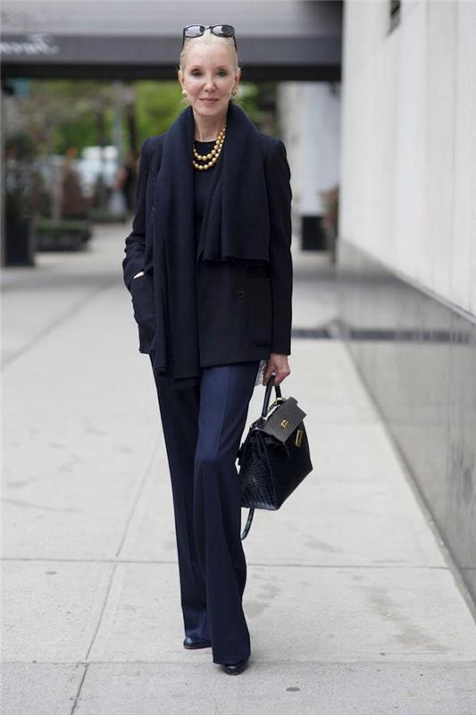 čierny outfit pre 60 -ročnú ženu s čiernou bundou a taškou rovnakej farby, štýlový outfit staršej dámy