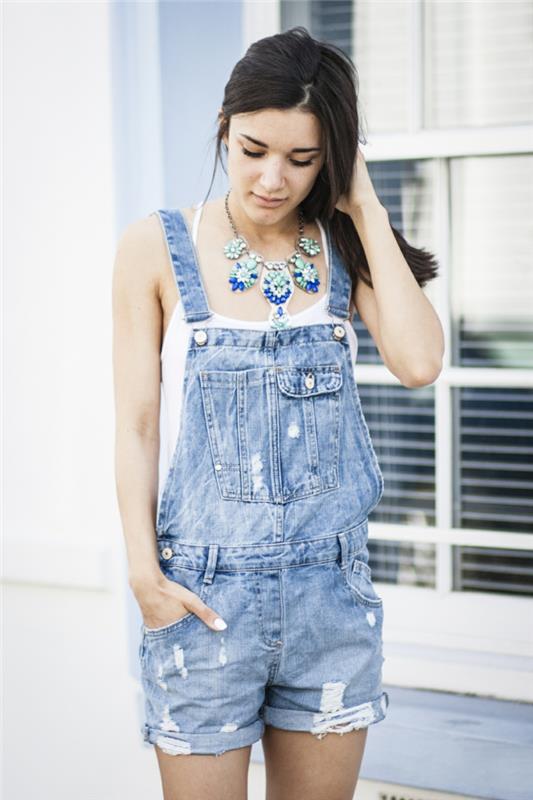 jeansshorts, vit linne, turkos stenhalsband