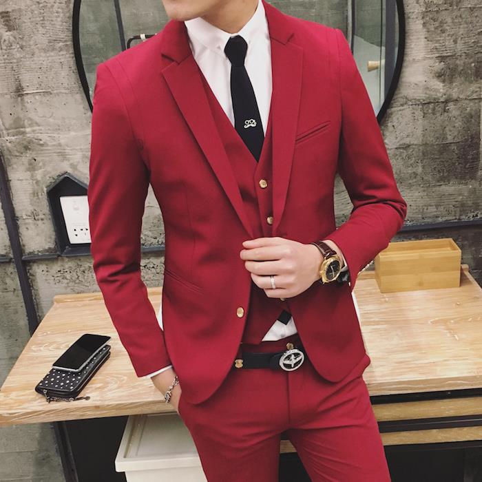 červený pánsky elegantný večerný oblek