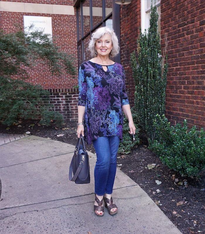 tunika och jeans outfit med klackskor sandaler kort frisyr kvinna 60 år