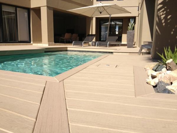 trä-eller-komposit-terrass-ett-däck-med-pool