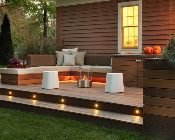 trä-eller-komposit-terrass-en-trä-terrass-med-romantisk belysning