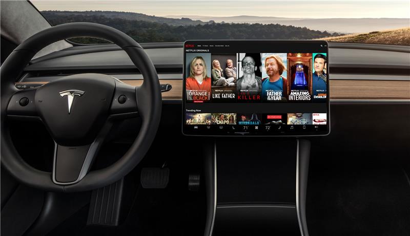 أعلن الرئيس التنفيذي لشركة Tesla Elon Musk عن وصول Netflix و Youtube المرتقب في سيارات Tesla