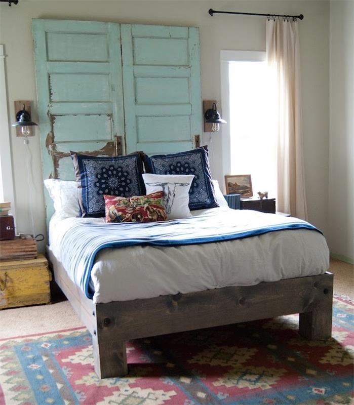 hur man gör en sänggavel i återvunna blå trädörrar, blå och vita sängkläder på en träsäng, färgglad orientalisk matta, elegant vintage sovrumsinredning