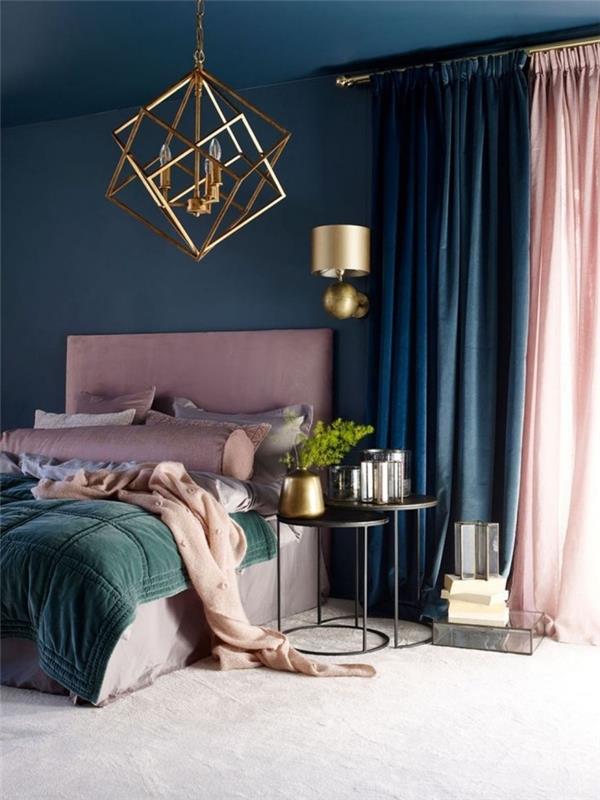 modrá a práškovo ružová výzdoba spálne so zlatými akcentmi, model nočného stolíka v súčasnom dizajne v čiernej farbe