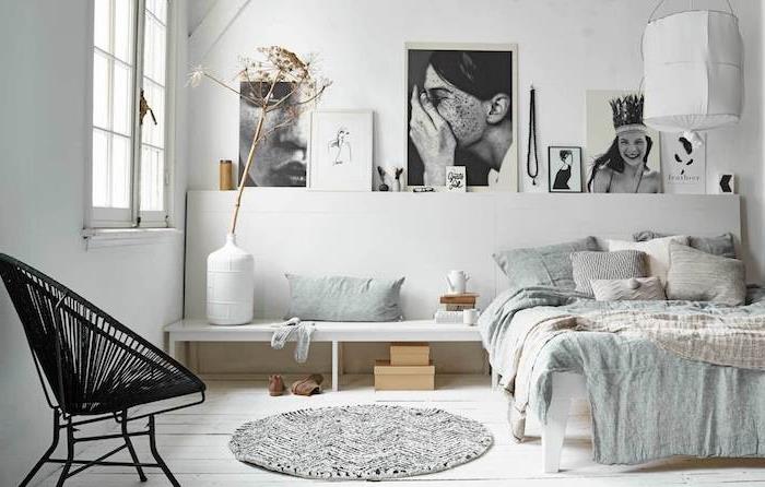 Nordisk sovrumsinredning med skandinavisk sänggavel från svartvita foton, vit bänk, grå, beige och vita sängkläder, skandinavisk inredningstillbehör, svart nordisk stol