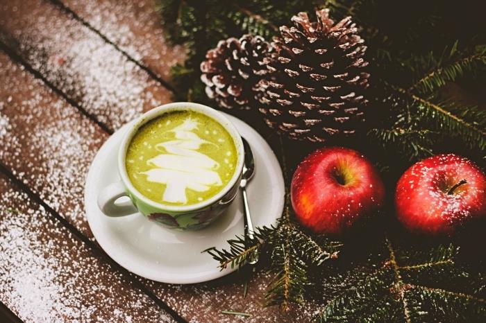 vacker julbild för dator tapet, mysig stämning med juldekoration och en kopp matcha latte