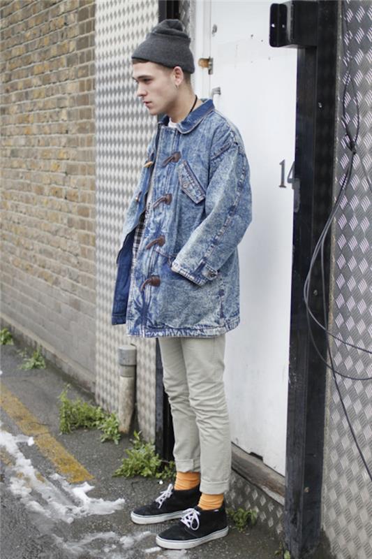 hipster -stil med retro vid jeansjacka och chinos i fållen