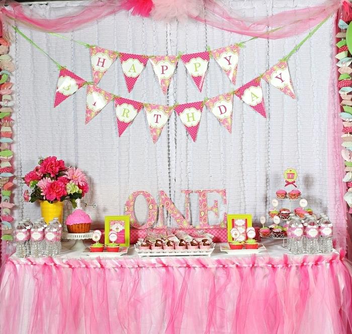 flicka födelsedagsdekoration i rosa och grönt på cupcake -temat, födelsedagsbord klädd i en tyllbordskjol