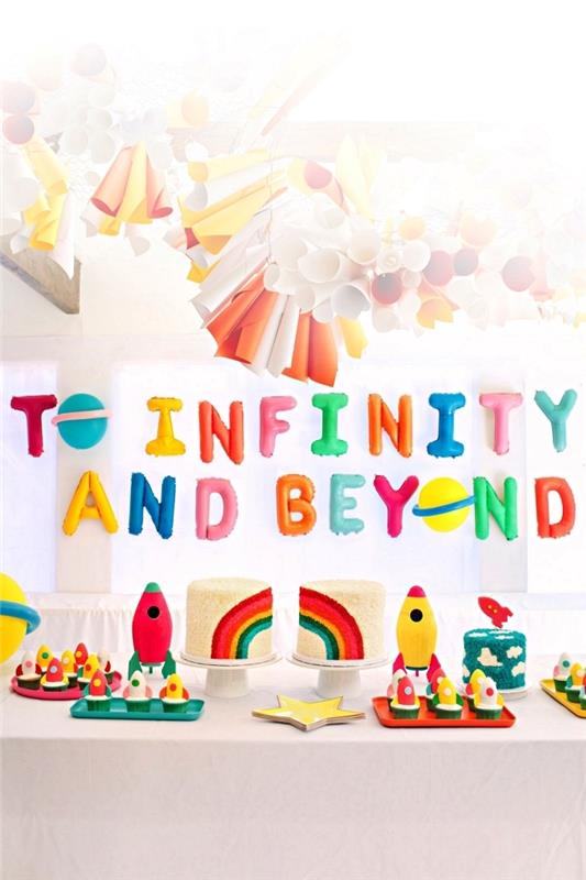 utrymme tema födelsedagsbord dekor med färgglada brev ballonger och en papper krans, rymden tema candy bar