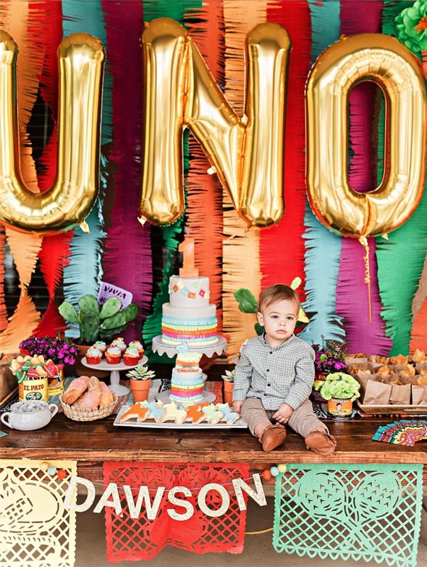 en mexikansk 1 -års födelsedagsfest, gourmetbuffé på det mexikanska fiesta -temat med kantad krans