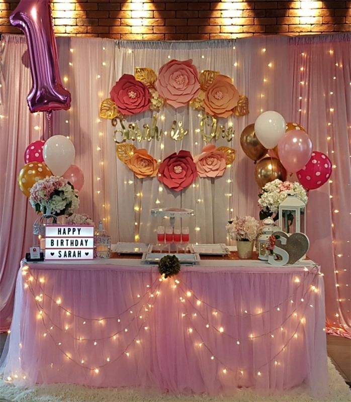 1 års rosa födelsedagsborddekorationer, tjejens födelsedagsbord dekorerat med led -krans, tyllbordskjol, ballonger och blommor