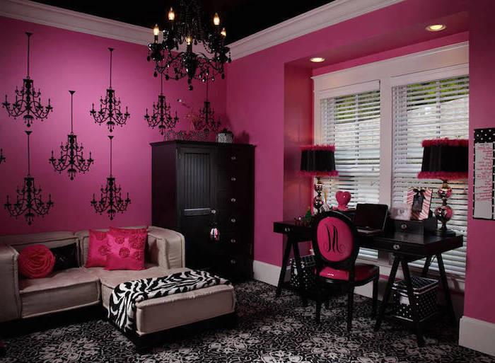 hallonrött, stol i mörkrosa och svart, svart kristallkrona, svart tak och mörkrosa väggar