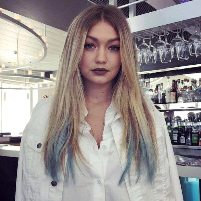 Účes Gigi Hadid s tmavohnedými korienkami a farebnými cípmi v pastelovej svetlo modrej farbe