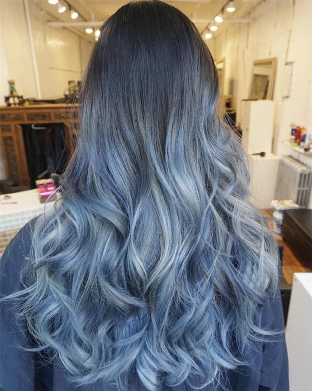 tieňované sfarbenie sivých a pastelovo modrých odtieňov na dlhých a kučeravých vlasoch s prírodným hnedým podkladom