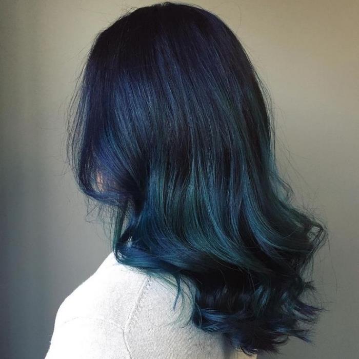 moderné sfarbenie modrozelených odtieňov na dlhých vlasoch s prírodnou čiernou bázou