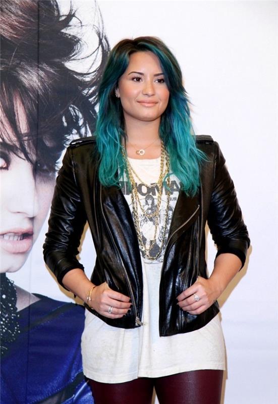 Účes celebrít Demi Lovato s dlhými základnými hnedými vlasmi s pastelovo tyrkysovo modrým sfarbením