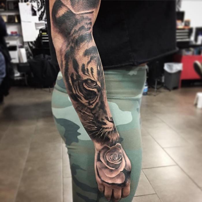 tiger och ros vilda djur tatuering till hands, tatueringsdesigner för kvinnor på full arm
