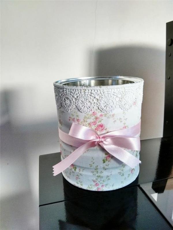 aluminiumformar, burk dekorerad med blommigt papper, med vit spets och ett rosa band knuten runt den