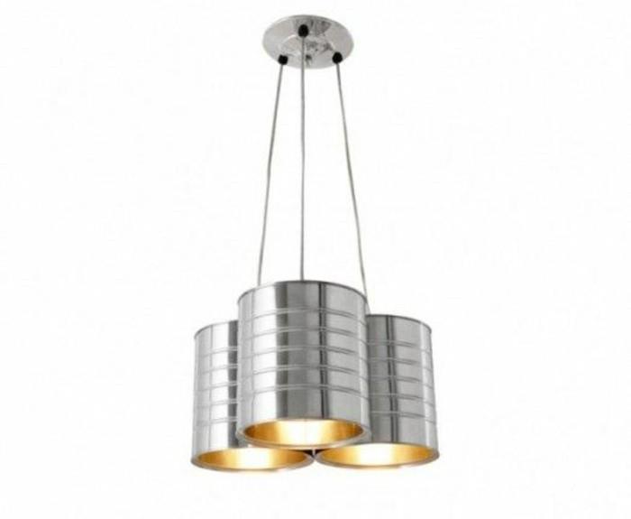 aluminiumburkar, lampa gjord av tre aluminiumburkar, hängande på nätsladdar, fästa i taket
