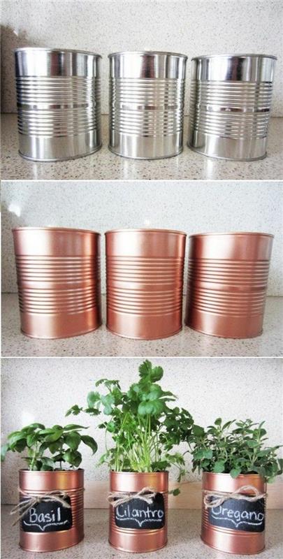 plåtburkar, tre aluminiumburkar, färgade med kopparfärg, med svarta etiketter bundna med snöre, som innehåller olika planterade gröna örter